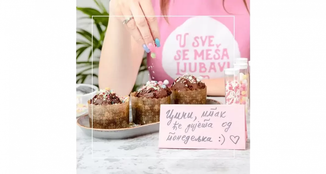 Kolači i natpis U sve se meša ljubav