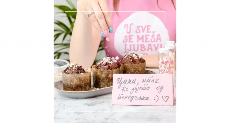 Kolači i natpis U sve se meša ljubav